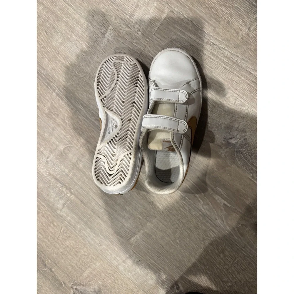 Nike Court Royale Sneakers White Gold Hook‎ and Loop Strap Youth Size 1.5